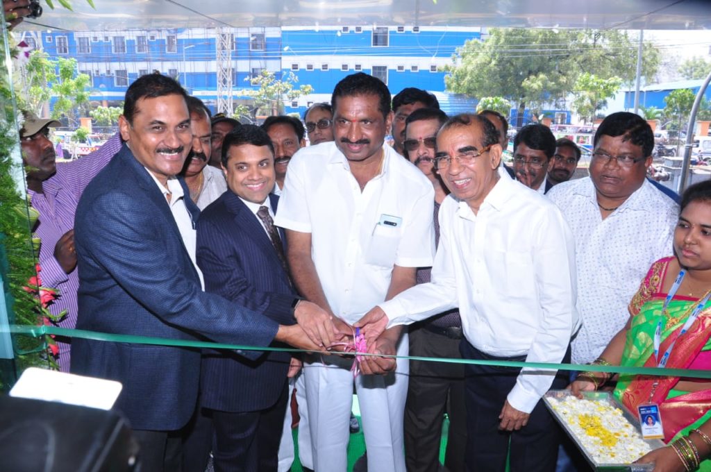 Mayor-of-Karimnagar-city-launching-14th-MaxiVision-branch-hospital.