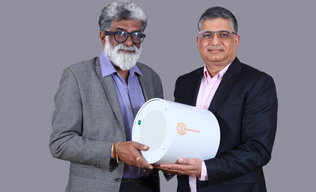 Dr.-Rajah-Vijaya-and-Alok-Sharma-with-Shycocan-device