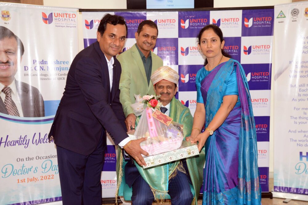 felicitation-to-Dr-CN-Manjunath-at-United-hospital